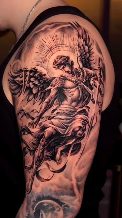 Anjo em preto e cinza no braço