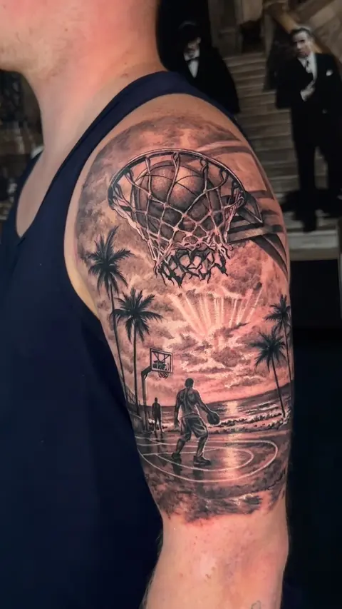 Cesta de basquete e praia ao pôr do sol no ombro