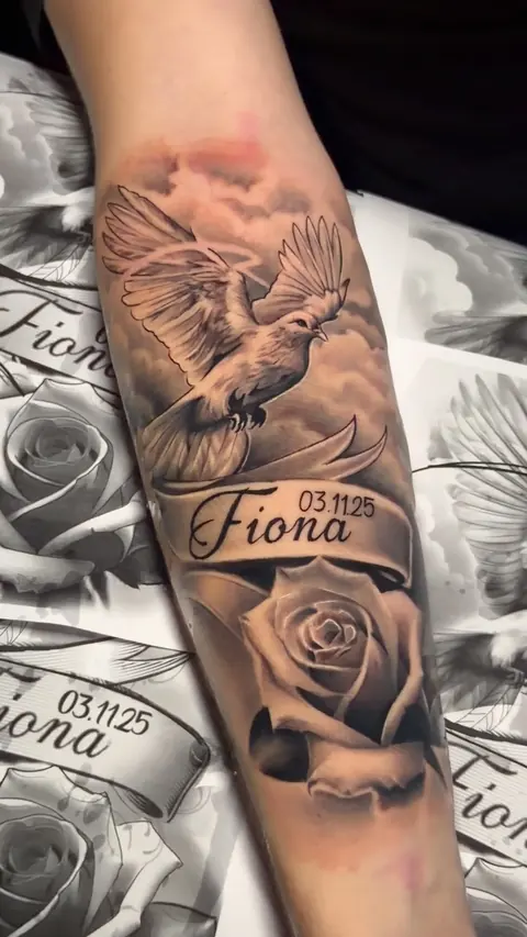 Homenagem com pomba, rosa e o nome Fiona no antebraço