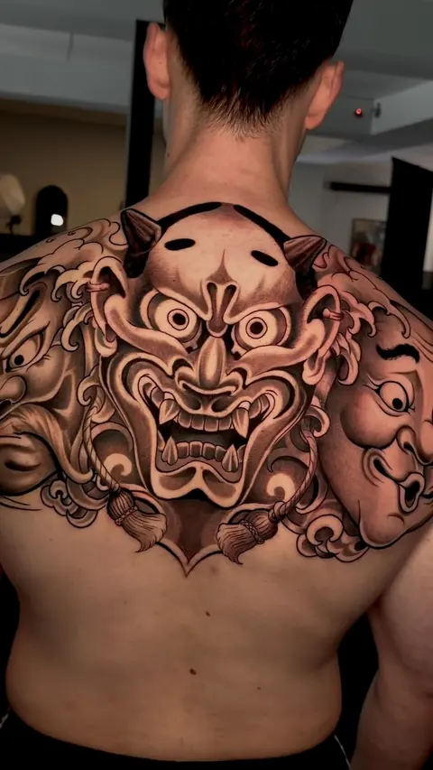Máscaras hannya no alto das costas