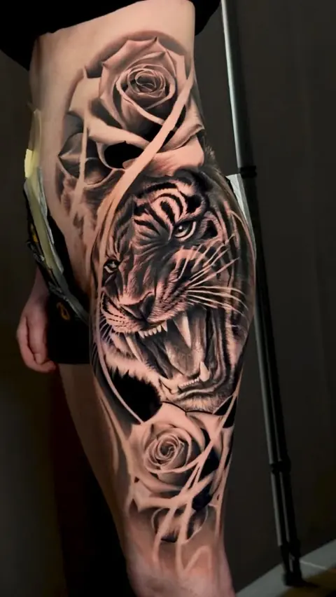 Tigre, rosas e caveira na coxa